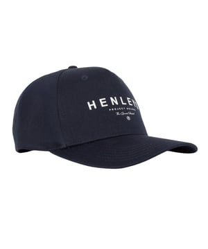 100% Baumwolle. Marke: Henleys. Design: Aufschrift. 6-reihiges Nähen, Oben mit Knopf, Mit gebogenem Rand, Mit umstickten Ösenlöchern. Snapback.
