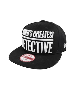 Een officiële New Era 9FIFTY Batman AKA snapback pet. Uitgevoerd in effen zwart met een lichtgrijs ondervizier en bijpassende grijze verstelbare riem. Met een groot geborduurd motief over de voorkant van de pet met de tekst Worlds Greatest Detective in helder wit. Heeft een hoogwaardig gevoel en afwerking waardoor hij opvalt tegen het klassieke zwart van de pet. Ook ziet u het iconische Batman logo in geel en zwart langs de zijkant geborduurd. Het officiële New Era logo is ook in het wit over de zijkant te zien, samen met de officiële sticker over de platte top.. Ook profiteert u van een merklint aan de binnenkant, en een vochtafvoerende zwarte zweetband. Aansluitend en met een open, verstelbare rug. Officieel gelicentieerde goederen. Gemaakt van 100% katoen.