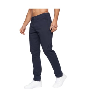 98% Baumwolle, 2% Elastan. Gewebetechnik: Leicht, Stretch. Gewebe: Segeltuch. Design: Unifarben. Knopfverschluss, Hosenschlitz mit Reißverschluss. Gürtelschlaufen, DTM Knöpfe, Abgesteppt. Passform: Schmal. Taschenart: Zwei Seitentaschen, 2 Taschen hinten, Eine Münzentasche.