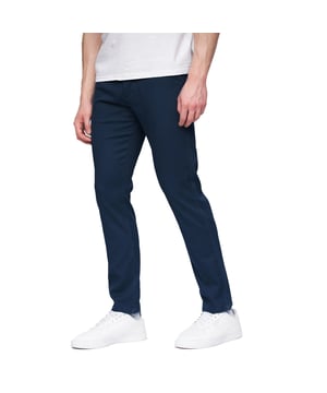 98% Baumwolle, 2% Elastan. Design: Unifarben. Knopfverschluss, Hosenschlitz mit Reißverschluss. Gewebetechnik: Atmungsaktiv, Stretch. Gürtelschlaufen, Gewebtes Etikett. Taschenart: 2 Vordertaschen, 2 Taschen hinten. Passform: Komfortabel. Taille: Bund aus dem selben Gewebe.