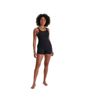 53% gerecycled polyester, 47% PBT. Stof: Eco Endurance+. Ontwerp: Logo. Bevestiging: Pull-On. Hals: Schep. Bustondersteuning. Stoftechnologie: Chloorbestendig, sneldrogend.