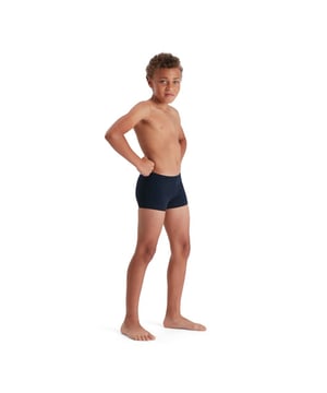 53% Recyceltes Polyester, 47% PBT. Gewebetechnik: Chlorbeständig, langlebig, Schnelltrockend. Gewebe: Eco Ausdauer +. Design: Logo. Zum Überziehen. Taille: Kordelzug innen.