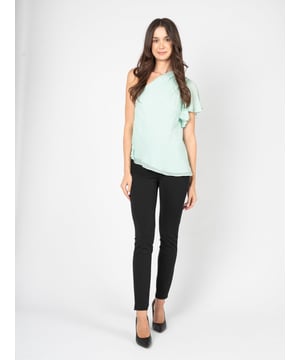 Una blusa de un solo hombro es una elección perfecta para aquellos que buscan soluciones de moda originales que añadirán elegancia a cualquier atuendo.

La construcción asimétrica de esta blusa atrae la mirada y acentúa el estilo individual, combinando perfectamente tanto con pantalones elegantes como con elementos más casuales del vestuario.

Con forro para asegurar comodidad al llevarla y un acabado elegante, que hace que la blusa no solo sea estilosa sino también práctica para el uso diario.

Con un delicado fruncido añade una textura sutil y dinamismo, creando un efecto único que sin duda atraerá la atención y le dará a la blusa un carácter inigualable.

Se cierra con una cremallera oculta en el lado, lo que garantiza facilidad para ponerse y quitarse además de un aspecto discreto que no interfiere con el diseño elegante.

Hecha de un tejido de alta calidad, la blusa no solo es duradera, sino también agradable al tacto, lo que hace que llevarla sea un verdadero placer.

Producida en Italia, lo cual es sinónimo de excelente artesanía y atención al detalle, asegurando que cada blusa sea única y confeccionada con la máxima precisión.