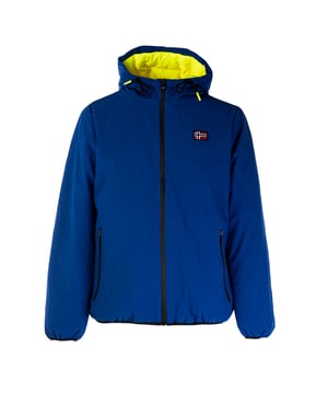 Herrenjacke Scuola Nautica Italiana, vielseitig und zeitlos im Stil. Sie ist aus strapazierfähigen und leichten Materialien gefertigt und bietet Schutz und Komfort bei jeder Gelegenheit. Das moderne Design ist mit nautischen und funktionellen Details angereichert, wie z.B. praktischen Taschen und sauberen Abschlüssen. Sie ist ideal für die Freizeit oder für Tage im Freien und verbindet Funktionalität mit lässiger Eleganz.