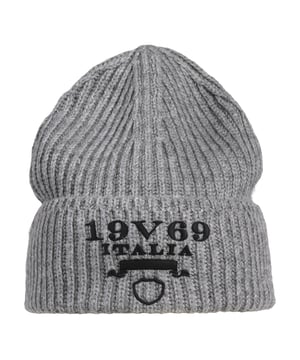 Diese stylische Strickmütze ist der perfekte Begleiter für kalte Tage. Sie besteht aus weichem, warmem Material und bietet optimalen Tragekomfort. Das modische Design mit dem gestickten „19V69“-Logo verleiht jedem Outfit eine trendige Note. Erhältlich in verschiedenen Farben, passend zu jedem Stil.