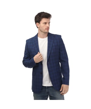 95% Wolle, 5% Seide. Gewebe: Jacquard. Design: Kariert. Langärmlig. Spitzenrevers. Passform: Schmal. Einreihig. M: 102 cm. L: 107 cm. XL: 112 cm. XXL: 116,84 cm. 3XL: 121,92 cm.