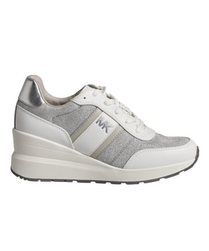 Onze Mabel sneakers zijn van hoge kwaliteit en zullen snel een vaste waarde in je garderobe worden. Ze zijn gemaakt van glanzend mesh, zacht leer en suède en versierd met de initialen van het Michael Kors-logo voor een opvallende touch. De gepolsterde zolen bieden comfort bij elke stap.\n\n Details:\n - Amandelvormige punt.\n - Vetersluiting.\n - Glitter/Polyurethaan/Metallic kettingwerk.\n - Details van leer en suède.\n - Gevoerde binnenzool van textiel.\n - Michael Kors metallic initialen op de zijkant.\n - Platte veters.\n\n Met een goed paar designer damessneakers kom je overal. Of je nu gaat wandelen, de stad gaat verkennen of een lange reis gaat maken, met casual damessneakers kom je in stijl aan op je bestemming. Als je op zoek bent naar een vernieuwde versie van een klassieker, dan zijn high-top designer sneakers de beste optie. Sneakers met een retro-geïnspireerd silhouet staan geweldig bij zowel korte jeans als mini-jurkjes. Voor op reis zijn slip-on sneakers de beste optie. Ze zijn ideaal om aan en uit te trekken tijdens de veiligheidscontrole, maar ook voor veel comfort tijdens het verkennen van een nieuwe stad.\n Samenstelling: 100% polyurethaan\n Onderhoud:\nGebruik een zachte, vochtige doek om het oppervlak schoon te maken.