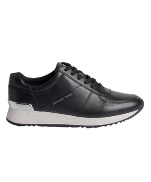 De elegante en eenvoudige Michael Kors Allie leren sneakers hebben strakke lijnen en zijn gemaakt van zacht leer. We zijn dol op het grafische ontwerp en de metallic accenten, die elke stap een beetje sprankeling geven. Draag ze met alles van rokjes tot jeans voor een sportief-chique look.\n\n Details:\n - Ronde teen.\n - Vetersluiting.\n - Sportieve stijl. Supreme nappaleer/affianoleer.\n - Platte veters.\n - Gevoerde binnenzool van textiel.\n - Michael Kors-logo op de hiel en zijkant.\n\n Met een goed paar designer damessneakers kom je overal. Of je nu gaat wandelen, de stad gaat verkennen of een lange reis gaat maken, met casual damessneakers kom je in stijl aan op je bestemming. Als je op zoek bent naar een vernieuwde versie van een klassieker, dan zijn high-top designer sneakers de beste optie. Sneakers met een retro-geïnspireerd silhouet staan geweldig bij zowel korte jeans als mini-jurkjes. Voor op reis zijn slip-on sneakers de beste optie. Ze zijn ideaal om aan en uit te trekken tijdens de veiligheidscontrole, maar ook voor veel comfort tijdens het verkennen van een nieuwe stad.\n Samenstelling: Saffiano leder\n Onderhoud:\nGebruik een zachte, vochtige doek om het oppervlak schoon te maken.