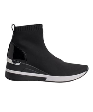 De Michael Kors Skyler sok sneaker krijgt een high-top update in stretch gebreide stof met een lakleren hak. Deze comfortabele en verfijnde stijl geeft je casual looks een chique afwerking.\n\n Details:\n - Ronde punt.\n - Geen veters.\n - Stretch gebreide stof.\n - Lakleren applicaties op de hiel.\n - Verstevigde binnenzool.\n - Metallic Michael Kors-logo op de hiel.\n\n Met een goed paar designer damessneakers kom je overal. Of je nu gaat wandelen, de stad gaat verkennen of een lange reis gaat maken, met casual damessneakers kom je in stijl aan op je bestemming. Als je op zoek bent naar een vernieuwde versie van een klassieker, dan zijn high-top designer sneakers de beste optie. Sneakers met een retro-geïnspireerd silhouet staan geweldig bij zowel korte jeans als mini-jurkjes. Voor op reis zijn slip-on sneakers de beste optie. Ze zijn ideaal om aan en uit te trekken tijdens de veiligheidscontrole, maar ook voor veel comfort tijdens het verkennen van een nieuwe stad.\n Samenstelling: 100% polyester\n Onderhoud:\nGebruik een zachte, vochtige doek om het oppervlak schoon te maken.