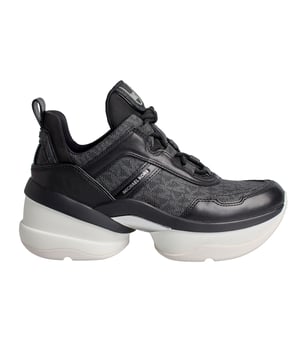 De Olympia sneakers zijn het meest begeerlijke paar van het seizoen. Deze moderne sneakers zijn ontworpen met slanke leren details, canvas panelen met de exclusieve Michael Kors print en een opvallende grove zool. Draag ze met joggers of een gebreide mini-jurk voor de perfecte vrijetijdslook.\n\n Details:\n - Ronde punt.\n - Vetersluiting.\n - Canvas met logoprint en leer.\n - Ronde veters.\n - Verstevigde binnenzool.\n - Michael Kors-logo op de tong en zijkant.\n\n Met een goed paar designer damessneakers kom je overal. Of je nu gaat wandelen, de stad gaat verkennen of een lange reis gaat maken, met casual damessneakers kom je in stijl aan op je bestemming. Als je op zoek bent naar een vernieuwde versie van een klassieker, dan zijn high-top designer sneakers de beste optie. Sneakers met een retro-geïnspireerd silhouet staan geweldig bij zowel korte jeans als mini-jurkjes. Voor op reis zijn slip-on sneakers de beste optie. Ze zijn ideaal om aan en uit te trekken tijdens de veiligheidscontrole, maar ook voor veel comfort tijdens het verkennen van een nieuwe stad.\n Samenstelling: 100% leer\n Onderhoud:\nGebruik een zachte, vochtige doek om het oppervlak schoon te maken.