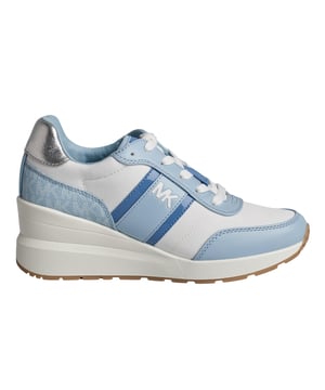 De Mabel sneakers herdefiniëren een favoriet vrijetijdssilhouet. Deze damessneakers zijn gemaakt van een combinatie van gladde en gecoate canvas panelen met een geprint logo en metallic accenten, en hebben verhoogde rubberen zolen die direct voor extra hoogte zorgen. Zien er spectaculair uit met midi-rokken of korte jeans.\n\n Details:\n - Ronde neus.\n - Canvas.\n - Gevoerde binnenzool van textiel.\n - Merkinitialen gegraveerd op de wreef.\n - Kleur-geblokt ontwerp.\n\n Met een goed paar designer damessneakers kom je overal. Of je nu gaat wandelen, de stad gaat verkennen of een lange reis gaat maken, met casual damessneakers kom je in stijl aan op je bestemming. Als je op zoek bent naar een vernieuwde versie van een klassieker, dan zijn high-top designer sneakers de beste optie. Sneakers met een retro-geïnspireerd silhouet staan geweldig bij zowel korte jeans als mini-jurkjes. Voor op reis zijn slip-on sneakers de beste optie. Ze zijn ideaal om aan en uit te trekken tijdens de veiligheidscontrole, maar ook voor veel comfort tijdens het verkennen van een nieuwe stad.\n Samenstelling: 100% gerecycled polyester\n Onderhoud:\nGebruik een zachte, vochtige doek om het oppervlak schoon te maken.