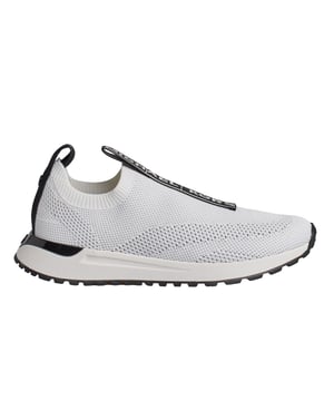 Gemakkelijk te dragen. Gemakkelijk te stylen. De Bodie sneakers zijn geüpdatet met een slip-on silhouet dat een verfijnde stijl met een casual touch uitstraalt. Ze zijn gemaakt van stretch breisel voor ademend vermogen, terwijl de MK initialen en het logolipje aan de bovenkant het ontwerp een frisse look geven. Draag ze met denim of de geprinte rokken van dit seizoen.\n\n Details:\n - Amandelvormige punt.\n - Stretch gebreide stof.\n - Gevoerde binnenzool van textiel.\n - Geen veters.\n - Michael Kors-logo op de wreeflus.\n\n Met een goed paar designer damessneakers kom je overal. Of je nu gaat wandelen, de stad gaat verkennen of een lange reis gaat maken, met casual damessneakers kom je in stijl aan op je bestemming. Als je op zoek bent naar een vernieuwde versie van een klassieker, dan zijn high-top designer sneakers de beste optie. Sneakers met een retro-geïnspireerd silhouet staan geweldig bij zowel korte jeans als mini-jurkjes. Voor op reis zijn slip-on sneakers de beste optie. Ze zijn ideaal om aan en uit te trekken tijdens de veiligheidscontrole, maar ook voor veel comfort tijdens het verkennen van een nieuwe stad.\n Samenstelling: 50% Polyester, 35% Spandex, 15% Lijm\n Onderhoud:\nGebruik een zachte, vochtige doek om het oppervlak schoon te maken.