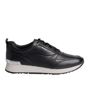 De Allie Stride sneakers zijn ideaal om een onweerstaanbaar vleugje luxe toe te voegen aan elke look. Dit lage model is ontworpen met ultrazachte panelen van leer en nylon en metallic details die elke stap een vleugje glans geven. Ze zijn perfect voor de overgang van de sportschool naar de stad.\n\n Details:\n - Amandelvormige punt.\n - Vetersluiting.\n - Leer/nylon/metallic stof.\n - Metallic Michael Kors-logo op de zijkant en de hiel.\n - Gevoerde binnenzool van textiel.\n - Platte veters.\n\n Met een goed paar designer damessneakers kom je overal. Of je nu gaat wandelen, de stad gaat verkennen of een lange reis gaat maken, met casual damessneakers kom je in stijl aan op je bestemming. Als je op zoek bent naar een vernieuwde versie van een klassieker, dan zijn high-top designer sneakers de beste optie. Sneakers met een retro-geïnspireerd silhouet staan geweldig bij zowel korte jeans als mini-jurkjes. Voor op reis zijn slip-on sneakers de beste optie. Ze zijn ideaal om aan en uit te trekken tijdens de veiligheidscontrole, maar ook voor veel comfort tijdens het verkennen van een nieuwe stad.\n Samenstelling: 100% polyester; leer\n Onderhoud:\nGebruik een zachte, vochtige doek om het oppervlak schoon te maken.