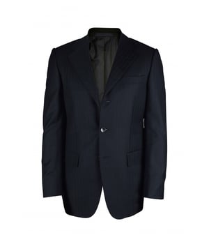 Gucci zweiteiliger dunkelblauer Anzug mit Ton-in-Ton-Streifen-Duo-Mustern.Jacke mit Außen- und Innentaschen.Knöpfe an der Unterseite der Ärmel.Leichte Öffnung hinten.Knopfverschluss.Hose mit Reißverschluss und Knopfverschluss.100% Wolle.Made in Italy.