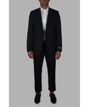 Zweiteiliger Anzug von Dolce & Gabbana in schwarz gestreift.Jacke mit Außen- und Innentaschen.Knöpfe an der Unterseite der Ärmel.Leichte Öffnung hinten.Knopfverschluss.Hose mit Reißverschluss und Knopfverschluss.100% Wolle.Made in Italy.
