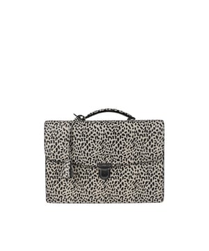 Bolso satchel Celine de piel con estampado de leopardo en blanco y negro.Cierre de hebilla metálica.Cierre metálico.Acabado plateado.Asa de piel.Se puede llevar al hombro o en la mano.Bandolera de piel desmontable y ajustable.Bolsillo exterior plano en la parte trasera.Dimensiones: 35 x 23 x 5 cm.100% piel.