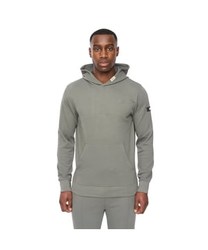 60% Katoen, 35% Polyester, 5% Elastaan. Stof: Zachte aanraak. Ontwerp: Logo, Effen. Zoom: Ribbel. Halslijn: Met capuchon. Mouwtype: Lange Mouwen. Manchetten: Ribbel. Pasvorm: Regular. Zak: 1 Kangoeroezak. Sluiting: Overheen. M: 40 in. L: 42 in. XL: 44 in.