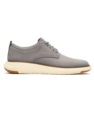 Zapatos Cole Haan Grand Remix grises para hombre, fabricados en piel y suela de goma. Presentan: suela Flowerfoam, logo de Cole Haan, refuerzo en el talón, cuello acolchado y suela Grand 360.