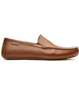 Zapatos de conducción Cole Haan para hombre, color tostado, fabricados en piel y suela de goma. Incluyen refuerzo lateral elástico, logo de Cole Haan, piel suave, plantilla acolchada y suela de conducción.