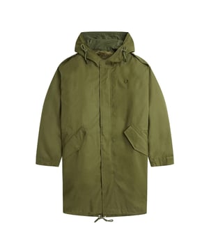 Prepárate para afrontar cualquier clima con estilo con la parka verde con forro de piel de Fred Perry. Con cierre de cremallera y botón, esta chaqueta ofrece la máxima protección contra las inclemencias del tiempo. Sus dos bolsillos delanteros te permiten guardar tus objetos esenciales cómodamente. Y con la icónica insignia de FP en la parte delantera izquierda del pecho, marcarás tendencia allá donde vayas. Además, confeccionada con 100 % algodón, esta chaqueta es cómoda y resistente. Mejora tu estilo de abrigo y abrígate con esta parka imprescindible