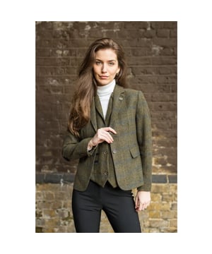 Mejora tu armario con este sofisticado conjunto de dos piezas para mujer: un blazer de mezcla de lana premium y un chaleco a juego con un clásico estampado de espiga en verde oliva. Diseñado pensando en el estilo y la comodidad, el blazer incluye dos botones al frente, encantadores detalles de parche en los codos, dos prácticos bolsillos con solapa y una abertura trasera para mayor libertad de movimiento. Totalmente forrado para un ajuste suave, ofrece estructura y durabilidad para usar todo el día. El chaleco a juego añade un toque refinado con un cierre de tres botones, dos bolsillos rectos y una correa trasera ajustable para una silueta favorecedora y estilizada. Este elegante conjunto es perfecto para ocasiones de negocios, elegantes informales o formales. Tejido de mezcla de lana de primera calidad: 50 % lana, 35 % poliéster, 15 % viscosa con un elegante diseño de espiga de oliva Detalles bien pensados ​​del blazer: dos botones al frente, parches en los codos, bolsillos con solapa y una sola abertura Chaleco a medida: presenta un cierre de tres botones, dos bolsillos rectos y una correa trasera ajustable Blazer completamente forrado: ofrece comodidad, estructura y un acabado pulido Ajuste favorecedor: diseñado para una silueta femenina y a medida con características ajustables