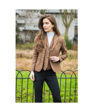Añade una elegancia atemporal a tu armario con este conjunto de blazer y chaleco para mujer, confeccionado en tweed de mezcla de lana premium con un clásico estampado de espiga. Perfecto tanto para ocasiones formales como para ocasiones informales, el blazer cuenta con cierre de dos botones, bolsillos de solapa, una abertura trasera y distintivos detalles de coderas que realzan el look. El interior completamente forrado garantiza un ajuste suave y cómodo. A juego con el blazer, el chaleco incluye tres botones al frente, bolsillos rectos y una correa trasera ajustable, ofreciendo practicidad y una silueta favorecedora y estilizada. Este sofisticado conjunto de dos piezas combina el encanto tradicional con la versatilidad moderna. Diseño clásico: Blazer de dos botones con parches en los codos, bolsillos con solapa y una sola abertura posterior Material premium: 50 % lana, 35 % poliéster, 15 % viscosa con un refinado patrón de cuadros de espiga Chaleco funcional: Cierre de tres botones, bolsillos rectos y correa trasera ajustable Comodidad mejorada: Ambas piezas están completamente forradas para un ajuste suave y cómodo Perfecto para un estilo versátil: Ideal para eventos formales, ropa de oficina o looks cotidianos elevados