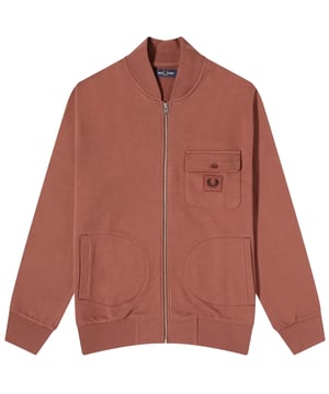 Beeindrucken Sie mit zeitlosem Stil mit der Fred Perry Whiskey Brown Zip Through Bomberjacke. Der praktische Reißverschluss und die geräumigen Fronttaschen machen diese Jacke zu einer praktischen Wahl für den Alltag. Und mit dem ikonischen Fred Perry-Badge auf der linken Brusttasche erkennst du dieses hochwertige Design aus 100 % Baumwolle sofort. Ob im Büro oder beim Ausgehen mit Freunden - die Fred Perry Whiskey Brown Zip Through Bomberjacke ist eine vielseitige und stylische Ergänzung für jede Garderobe. Verpassen Sie nicht die Chance, Ihr Modebewusstsein mit dieser Must-have-Herrenjacke zu bereichern