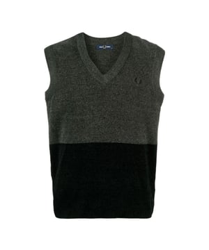 Ervaar ultiem comfort en stijl met ons Fred Perry Field Green Colour Block Chenille Tanktop Vest. Gemaakt van 100% gerecycled polyester, is dit tanktopje niet alleen milieuvriendelijk, maar voelt het ook luxueus aan. Perfect voor modebewuste mannen die om de planeet geven. Maak je klaar om de aandacht te trekken en een positieve impact te maken met dit premium item