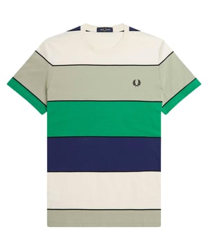 Marca la diferencia con esta atrevida y elegante camiseta de Fred Perry. Con la icónica insignia de FP en el pecho izquierdo, está confeccionada 100 % en algodón para mayor comodidad durante todo el día. Con un vibrante estampado de rayas, es la prenda perfecta para cualquier hombre a la moda. ¡Consigue la tuya hoy y destaca entre la multitud!