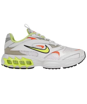 Gelbes Detail, weiße Schuhe, weiße Nike-Turnschuhe, Schnürbänder, 100 % Textil, Air Fire, Nike-Branding, Markenabzeichen an der Seite und der Vorderseite des Schuhs, Weiß/Orange/Gelb