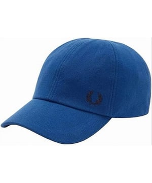 Erleben Sie zeitlosen Stil und Qualität mit der Fred Perry Pique Classic Cap. Das ikonische FP-Logo auf der Krempe unterstreicht die markentypische Note, während der Verschluss für einen sicheren und bequemen Sitz sorgt. Diese Cap aus 100 % Baumwolle ist ein Must-have für jeden modebewussten Mann. Werten Sie Ihre Garderobe mit diesem Klassiker auf und setzen Sie überall ein Statement
