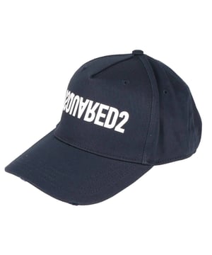 Bringen Sie Ihren Streetstyle mit der Reverse Logo Cap von Dsquared2 auf das nächste Level. Mit dem umgedrehten Logo auf der Vorderseite und den Namen der dynamischen Designer Dean &amp; Dan Caten auf der Rückseite ist diese Cap mehr als nur ein gewöhnliches Accessoire. Hergestellt aus hochwertiger 100 % Baumwolle und mit verstellbarer Passform ist diese Cap nicht nur stylisch, sondern auch bequem und langlebig. Verleihen Sie Ihrer Garderobe einen Hauch italienischen Luxus und zeigen Sie Ihren einzigartigen Stil mit diesem Must-have