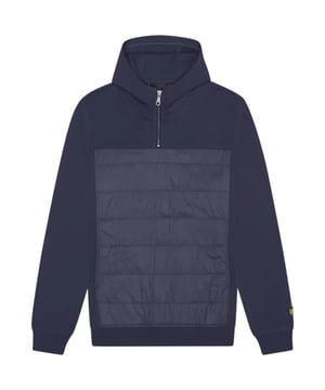 Manténgase cómodo y elegante con esta sudadera con capucha azul de la marca Lyle & Scott. Perfecto para cualquier ocasión, esta es la manera ideal de expresar tu estilo individual sin sacrificar la comodidad. ¡Mímate con este básico elegante hoy!, Sudadera con capucha azul marino de Lyle & Scott, Hecho en la India, 95% algodón, 5% elastano, logotipo de la marca en la manga, corte estándar, se ajusta a la talla real, sudadera con capucha de noche azul marino