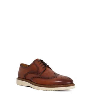 Ein traditioneller Brogue mit einem modernen Twist, Benidictus ruht auf einer bequemen, lässigen Hybridsohle und ist mit Kontrastnähten versehen. Die Rückseite verfügt über unser charakteristisches Gürtelsatin-Element.
