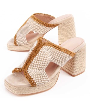 Sandalen met hak voor dames. Binnenzool van 100% natuurlijk leer. Comfortabele pasvorm. Gefabriceerd door andere merken voor ons merk. Geschatte afmetingen: hak van 10 cm en platform van 3 cm.