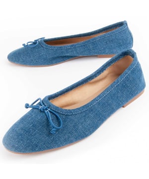 Bailarina casual para mujer. Calce cómodo. Fabricado por otras marcas para nuestra marca.