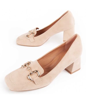 Absatzschuh für Damen. Bequeme Passform. Hergestellt von anderen Marken für unsere Marke. Ungefähre Maße: 6 cm Absatz.