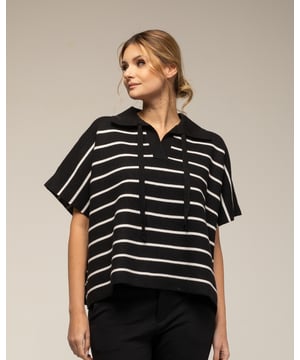 Oversized gestreepte gebreide trui met korte mouwen en gestreepte kraag en sluitingen