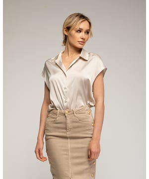 Satijnen blouse met korte mouwen, piekkraag en revers