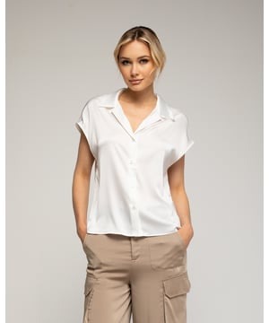 Satijnen blouse met korte mouwen, piekkraag en revers