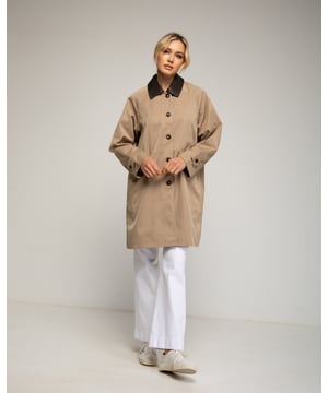 Driekwart trenchcoat met voorzakken en kunstlederen kraag