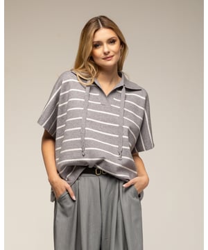 Oversized gestreepte gebreide trui met korte mouwen en gestreepte kraag en sluitingen