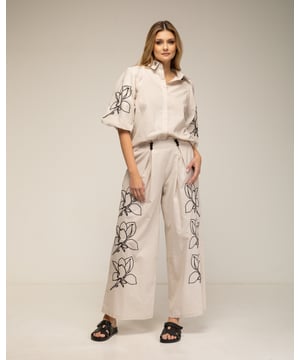 Set van broek en blouse met geborduurde bloemen op de mouwen, kraag en broek. Gepofte mouwen en broek met figuurnaden en zakken.