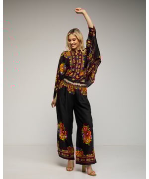Set van blouse en broek, bloemenprint met borduursel en pailletten. Elastische taillebroek met zakken en oversized top.