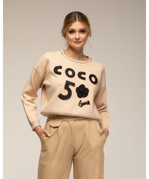 Gebreide trui met lange mouwen, "COCO 5" opschrift en ribboord aan kraag en manchetten