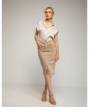 Denim rok met gouden knoopdetails aan de zijkanten en centrale opening