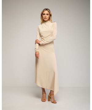 Midi-jurk met lange mouwen, rimpels opzij en asymmetrische rok met volants. Knopdetail op de schouder