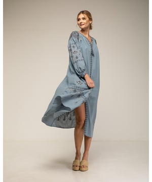 Oversized jurk met borduursel op de mouwen, zijkanten en voorkant, vetersluiting