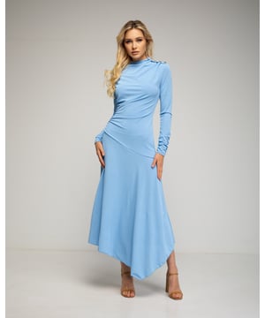 Midi-jurk met lange mouwen, rimpels opzij en asymmetrische rok met volants. Knopdetail op de schouder