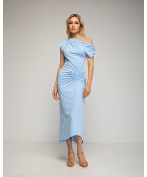 Lange getailleerde jurk met asymmetrische halslijn en bloemendetail in de taille